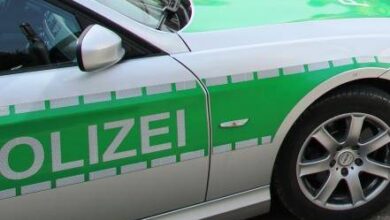 Ein grünes Polizeifahrzeug