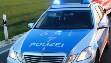 Polizeifahrzeug und Rettungswagen mit Blaulicht