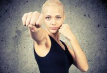 Frau mit Faust schlagen