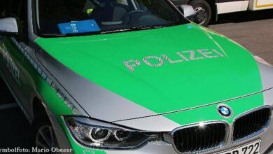 Polizeifahrzeug mit Rettungswagen im Hintergrund