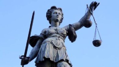 Justizia bei blauem Himmel
