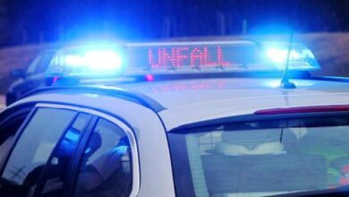 Polizei Verkehrsunfall Blaulicht eingeschaltet und Schriftzug Unfall