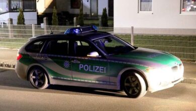 Polizeifahrzeug bei Nacht im Dunkeln