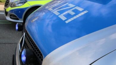 Polizeifahrzeuge mit Frontblitzer im Einsatz
