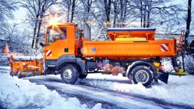 LKW im Winterdienst mit Schneepflug und Salzstreuer