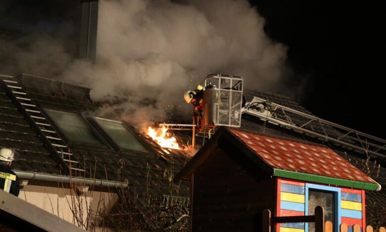 Brand einer Gartenhütte entwickelt sich zum Dachstuhlbrand einer Doppelhaushälfte.