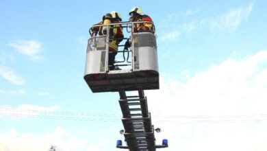 Feuerwehr Burgau Drehleiter mit Einsatzkräften