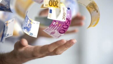 Geld Bargeld in den Händen