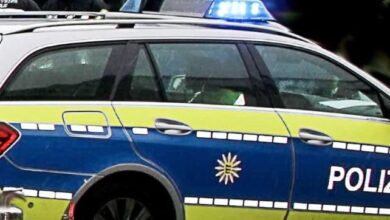 Polizeifahrzeug Blau mit Blaulicht