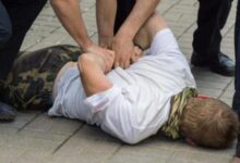 Polizei Festnahme mit Handschellen