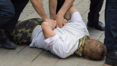 Polizei Festnahme mit Handschellen