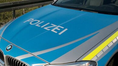 Polizeifahrzeug blau Motorhaube