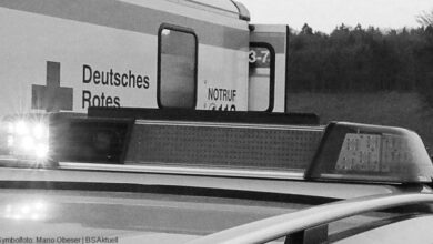 Rettungswagen mit Polizeifahrzeug