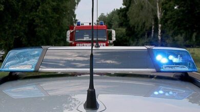 Polizei und Feuerwehrfahrzeug mit Blaulicht