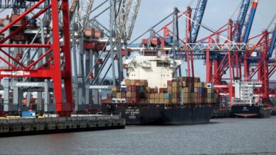 Containerschiff im Hafen