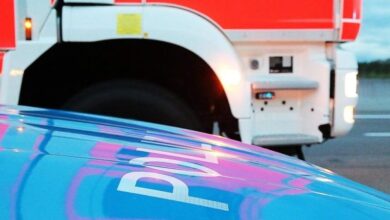 Feuerwehrauto und Polizeifahrzeug