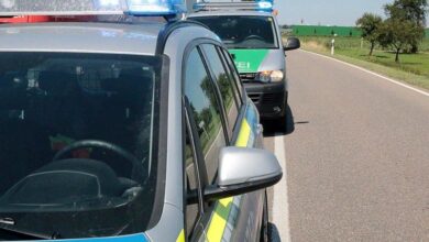 Zwei Polizeifahrzeuge Polizei