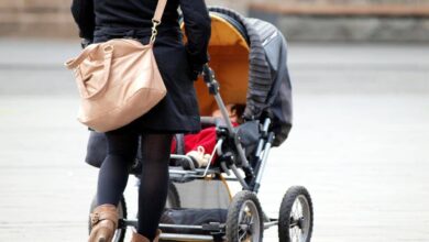 Mutter mit Kleinkind und Kinderwagen