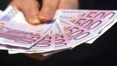 500-Euro-Geldscheine in der Hand