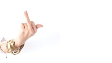 Mittelfinger Frau