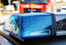 Blaulicht mit Feuerwehrfahrzeug im Hintergrund