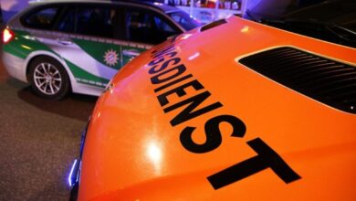 Polizeifahrzeug und Rettungswagen