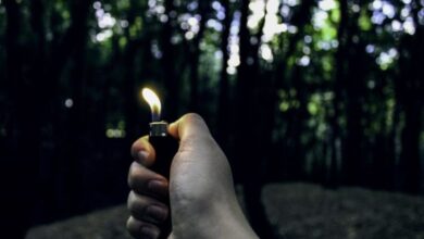 Feuerzeug in der Hand