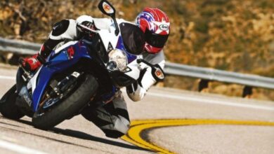 Motorradfahrer Kurve