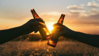 Bierflasche Prost Anstossen