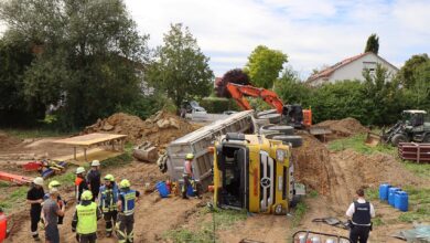 Unfall Baustelle Guenzburg Lkw gekippt 25082020 7