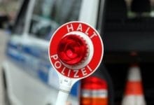 Halt-Stopp-Schild der Polizei bei einer Verkehrskontrolle dts