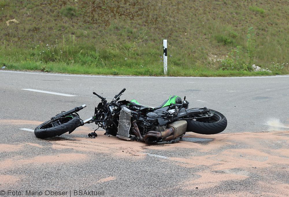 Unfall Motorrad und Pkw bei Burtenbach