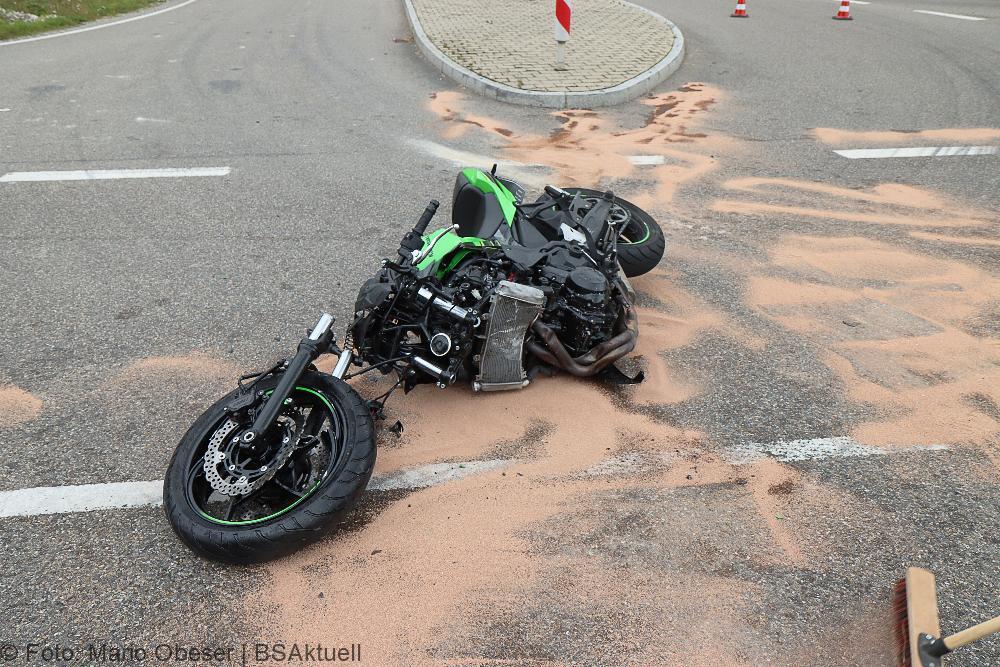 Unfall Motorrad und Pkw bei Burtenbach