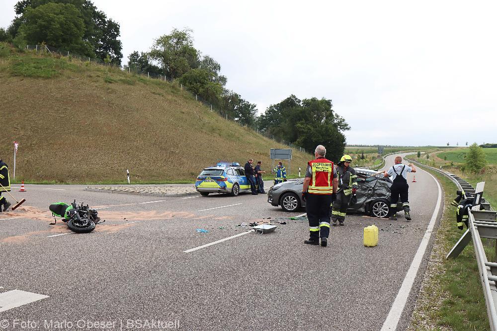 Unfall Motorrad und Pkw bei Burtenbach