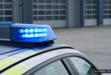 KI-generiertes Symbolfoto zu Verkehrsunfall unter Alkoholeinfluss bei Kissing