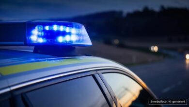 KI-generiertes Symbolfoto zu Verkehrsunfall mit Unfallflucht bei Hiltenfingen