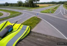 KI-generiertes Symbolfoto zu Verkehrskontrolle / Trunkenheit und Drogen im Straßenverkehr bei Günzburg