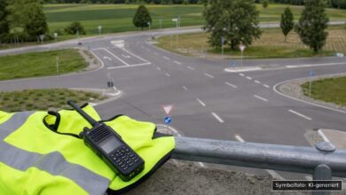 KI-generiertes Symbolfoto zu Verkehrsunfall bei Krumbach