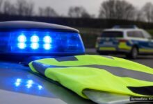 KI-generiertes Symbolfoto zu Verkehrsunfall / Unfallflucht bei Kreisstraße 7415 zwischen Rottenacker und Unterstadion