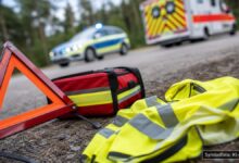 KI-generiertes Symbolfoto zu Verkehrsunfall bei Wemding