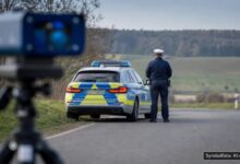 KI-generiertes Symbolfoto zu Verkehrsunfall bei Aichach