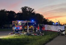 Beitragsbild zu Schwerer Unfall zwischen Traktor und Motorrad bei Leipheim: Biker lebensgefährlich verletzt