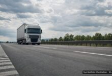 KI-generiertes Symbolfoto zu Verkehrskontrolle / Fälschung beweiserheblicher Daten bei A96 bei Wiedergeltingen