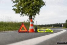 KI-generiertes Symbolfoto zu Verkehrsunfall bei Staatsstraße 2377 zwischen Altusried und Dietmannsried