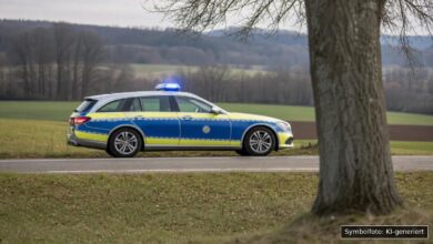 KI-generiertes Symbolfoto zu Verkehrsunfall bei Schelklingen
