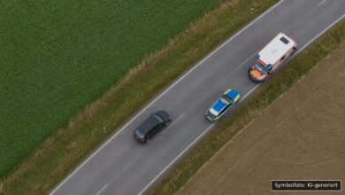 KI-generiertes Symbolfoto zu Verkehrsunfall bei Monheim OT Warching
