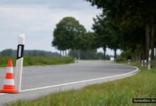 KI-generiertes Symbolfoto zu Verkehrsunfall bei Memmingen