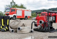 KI-generiertes Symbolfoto zu Feuerwehreinsatz/Gefahrgutalarm bei Donauwörth