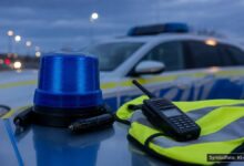 KI-generiertes Symbolfoto zu Polizeieinsatz gegen Drogenhandel mit Durchsuchungen und Festnahmen bei Regensburg