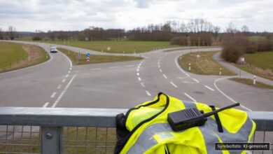 KI-generiertes Symbolfoto zu Verkehrsunfall bei Biberach, B30 bei Appendorf